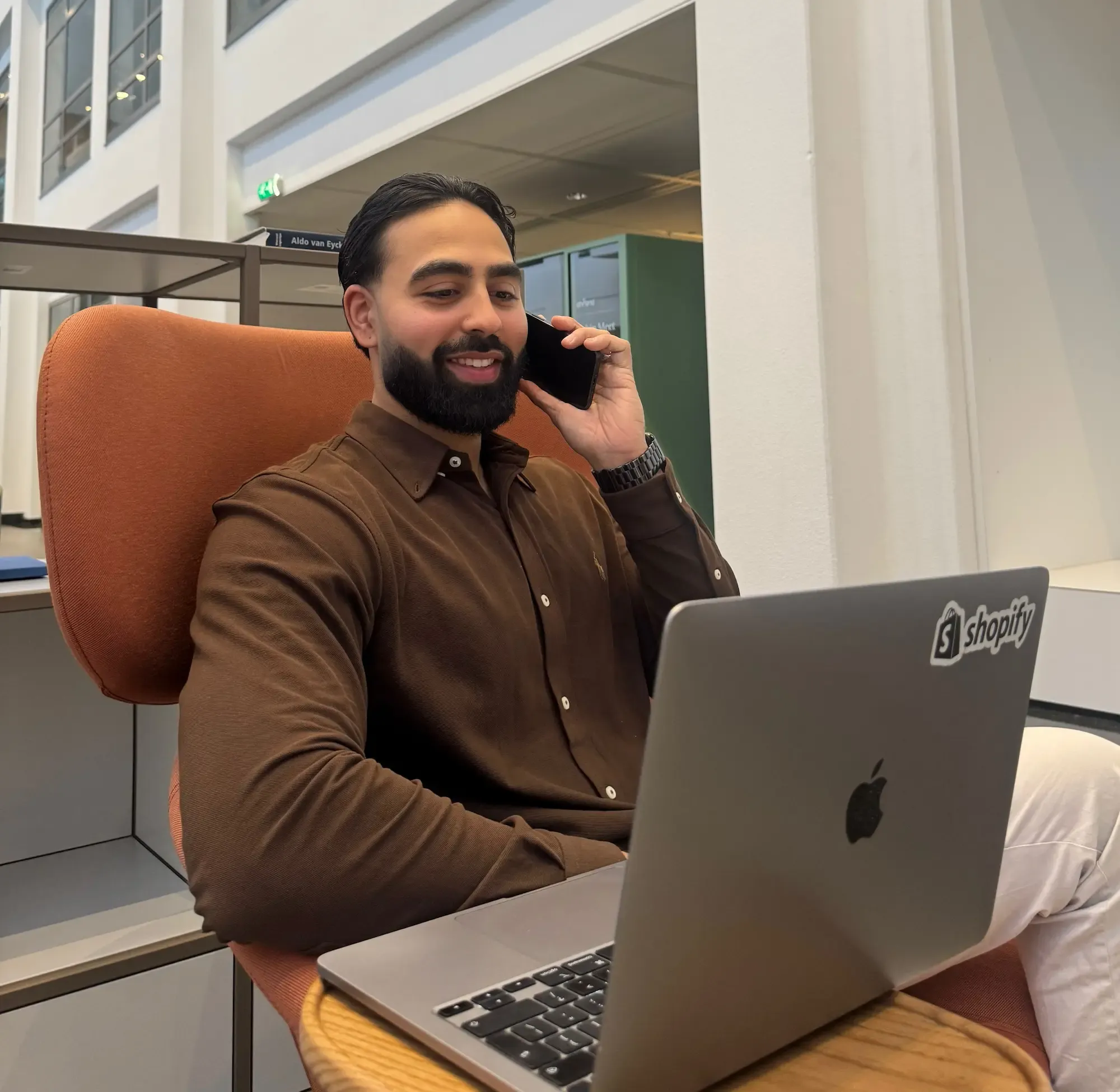 Developer werkend aan code